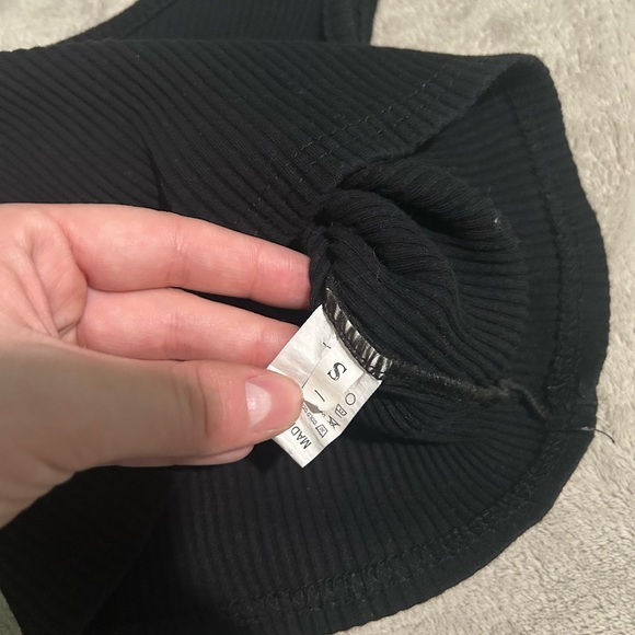 Black One-Shoulder Ribbed Crop Tank - Picture 2 of 2